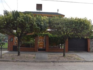 Casa en venta - 3 Dormitorios 2 Baños - Cochera - 398Mts2 - Ituzaingó