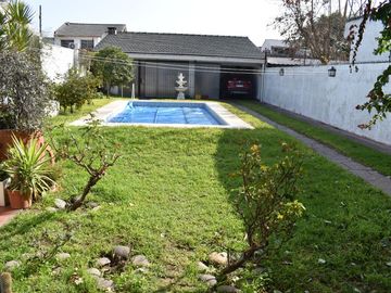 Casa en venta - 3 Dormitorios 2 Baños - Cochera - 398Mts2 - Ituzaingó