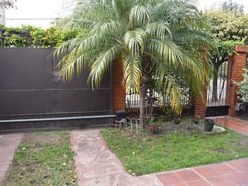 Casa en venta - 3 Dormitorios 2 Baños - Cochera - 398Mts2 - Ituzaingó