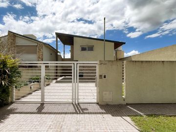 VENTA/PERMUTA- Casa 3 dormitorios. Alvear.