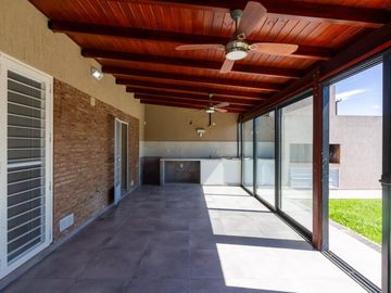 VENTA/PERMUTA- Casa 3 dormitorios. Alvear.