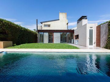VENTA/PERMUTA- Casa 3 dormitorios. Alvear.
