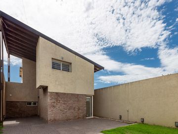 VENTA/PERMUTA- Casa 3 dormitorios. Alvear.