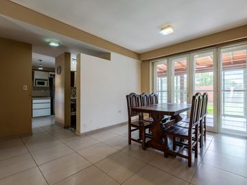 VENTA/PERMUTA- Casa 3 dormitorios. Alvear.