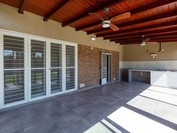 VENTA/PERMUTA- Casa 3 dormitorios. Alvear.