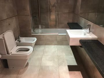 Departamento en venta, 3 dormitorios, dependencia, doble cochera, edificio con amenities. La Lucila.