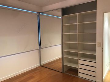 Departamento en venta, 3 dormitorios, dependencia, doble cochera, edificio con amenities. La Lucila.