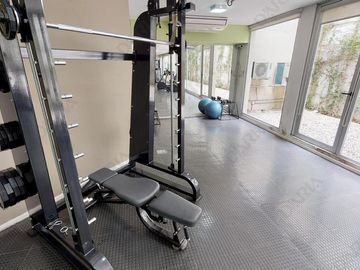 Departamento en venta, 3 dormitorios, dependencia, doble cochera, edificio con amenities. La Lucila.