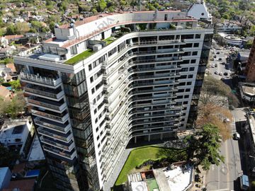 Departamento en venta, 3 dormitorios, dependencia, doble cochera, edificio con amenities. La Lucila.