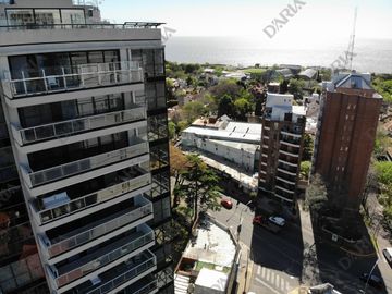 Departamento en venta, 3 dormitorios, dependencia, doble cochera, edificio con amenities. La Lucila.