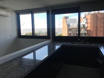 Departamento en venta, 3 dormitorios, dependencia, doble cochera, edificio con amenities. La Lucila.