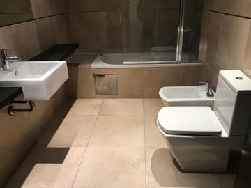 Departamento en venta, 3 dormitorios, dependencia, doble cochera, edificio con amenities. La Lucila.