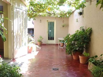 CASA EN VENTA EN AYACUCHO - PATIO, ASADOR, COCHERA Y 3 DORM