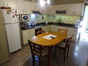 CASA EN VENTA EN AYACUCHO - PATIO, ASADOR, COCHERA Y 3 DORM