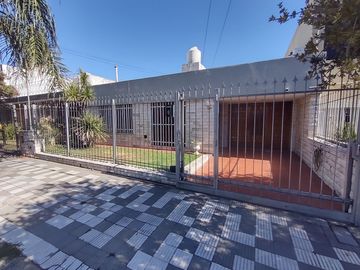 CASA EN VENTA EN AYACUCHO - PATIO, ASADOR, COCHERA Y 3 DORM