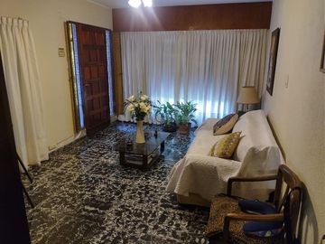 CASA EN VENTA EN AYACUCHO - PATIO, ASADOR, COCHERA Y 3 DORM