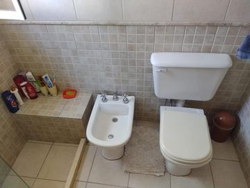 CASA EN VENTA EN AYACUCHO - PATIO, ASADOR, COCHERA Y 3 DORM