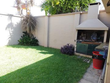 CASA EN VENTA EN AYACUCHO - PATIO, ASADOR, COCHERA Y 3 DORM