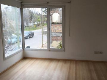 Casa en venta Olegario Andrade  183