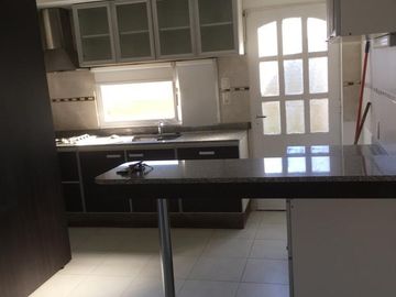 Casa en venta Olegario Andrade  183