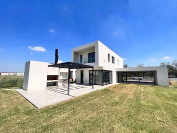 Venta casa de tres dormitorios con quincho y piscina, 235 m2 totales.  La Rinconada, Ibarlucea