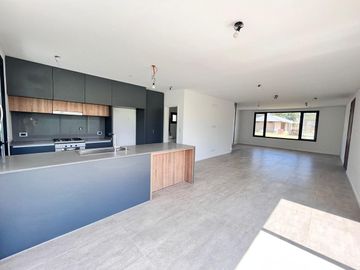 Venta casa de tres dormitorios con quincho y piscina, 235 m2 totales.  La Rinconada, Ibarlucea