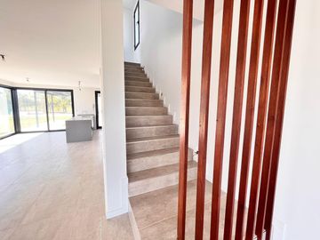 Venta casa de tres dormitorios con quincho y piscina, 235 m2 totales.  La Rinconada, Ibarlucea