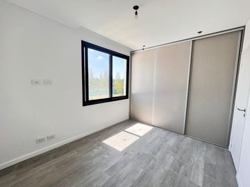 Venta casa de tres dormitorios con quincho y piscina, 235 m2 totales.  La Rinconada, Ibarlucea
