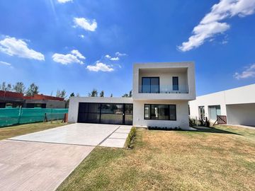 Venta casa de tres dormitorios con quincho y piscina, 235 m2 totales.  La Rinconada, Ibarlucea