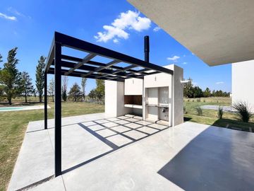 Venta casa de tres dormitorios con quincho y piscina, 235 m2 totales.  La Rinconada, Ibarlucea