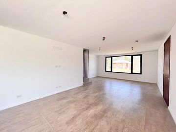 Venta casa de tres dormitorios con quincho y piscina, 235 m2 totales.  La Rinconada, Ibarlucea