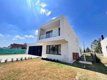 Venta casa de tres dormitorios con quincho y piscina, 235 m2 totales.  La Rinconada, Ibarlucea