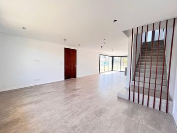 Venta casa de tres dormitorios con quincho y piscina, 235 m2 totales.  La Rinconada, Ibarlucea