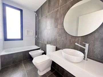 Venta casa de tres dormitorios con quincho y piscina, 235 m2 totales.  La Rinconada, Ibarlucea