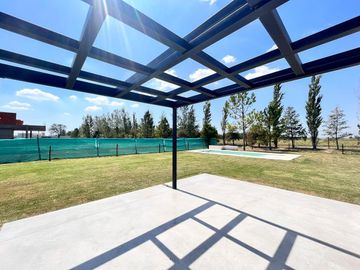 Venta casa de tres dormitorios con quincho y piscina, 235 m2 totales.  La Rinconada, Ibarlucea