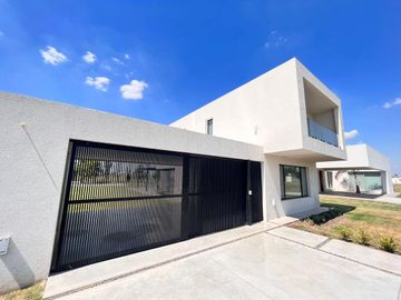 Venta casa de tres dormitorios con quincho y piscina, 235 m2 totales.  La Rinconada, Ibarlucea