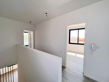 Venta casa de tres dormitorios con quincho y piscina, 235 m2 totales.  La Rinconada, Ibarlucea