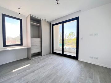 Venta casa de tres dormitorios con quincho y piscina, 235 m2 totales.  La Rinconada, Ibarlucea