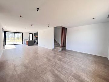 Venta casa de tres dormitorios con quincho y piscina, 235 m2 totales.  La Rinconada, Ibarlucea