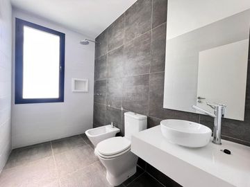 Venta casa de tres dormitorios con quincho y piscina, 235 m2 totales.  La Rinconada, Ibarlucea