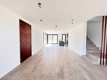 Venta casa de tres dormitorios con quincho y piscina, 235 m2 totales.  La Rinconada, Ibarlucea