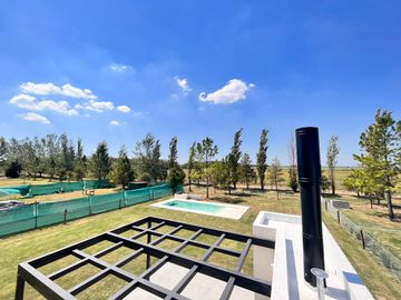 Venta casa de tres dormitorios con quincho y piscina, 235 m2 totales.  La Rinconada, Ibarlucea