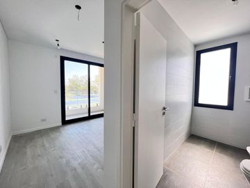 Venta casa de tres dormitorios con quincho y piscina, 235 m2 totales.  La Rinconada, Ibarlucea