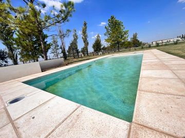 Venta casa de tres dormitorios con quincho y piscina, 235 m2 totales.  La Rinconada, Ibarlucea