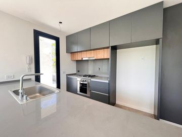 Venta casa de tres dormitorios con quincho y piscina, 235 m2 totales.  La Rinconada, Ibarlucea