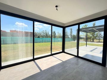 Venta casa de tres dormitorios con quincho y piscina, 235 m2 totales.  La Rinconada, Ibarlucea