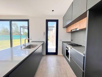 Venta casa de tres dormitorios con quincho y piscina, 235 m2 totales.  La Rinconada, Ibarlucea