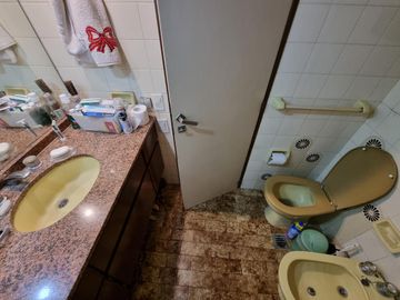 VENTA - PISO  4 AMBIENTES C/DEPENDENCIA - BALCÓN - COCHERA FIJA- CABALLITO