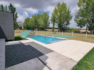Casa en Barrio La Magdalena, en Barrio Histórico sobre hermoso lote de 1077 m2 en Canning