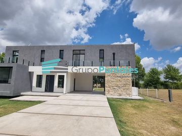 Casa en Barrio La Magdalena, en Barrio Histórico sobre hermoso lote de 1077 m2 en Canning
